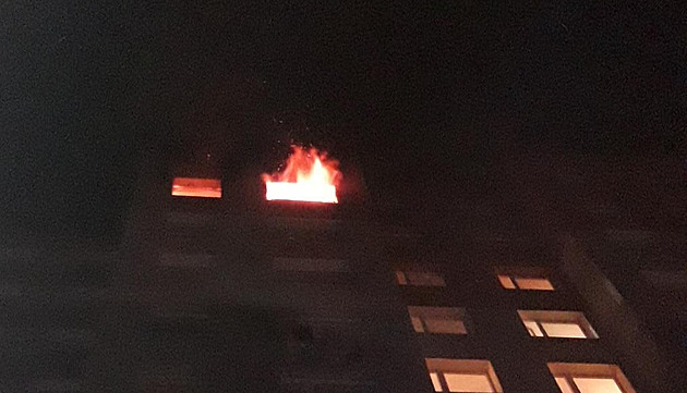 V noci na nedli hoel byt v Beroun, hasii vyhlásili druhý stupe poplachu....