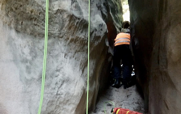 Horolezec spadl z patnácti metrů, zůstal viset na laně ve skalním komíně