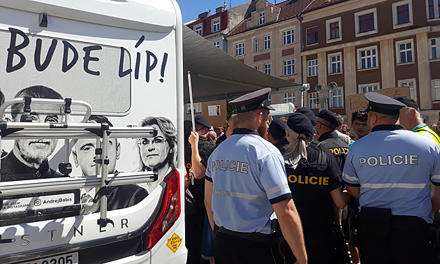 Policisté dohlížejí na situaci na mítinku Andreje Babiše v Táboře. (4. srpna 2022)