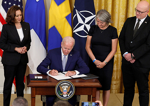 Biden podepsal přihlášku Švédska a Finska do NATO. Vyzval spojence k akci