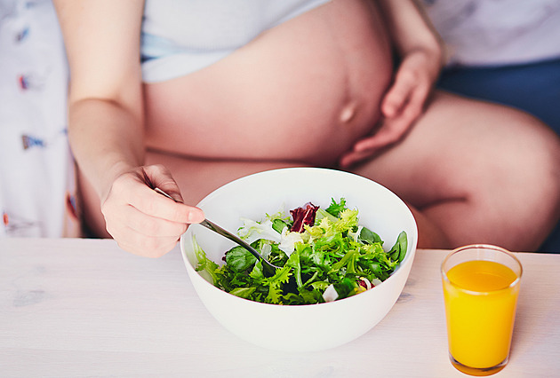 Jak se stravovat v těhotenství. Káva dovolena, plesnivé sýry nikoli