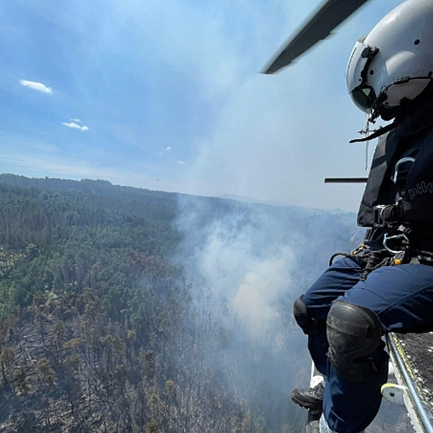 Někdy si říkám, že to snad neuhasíme, vypráví pilot o ohni v národním parku