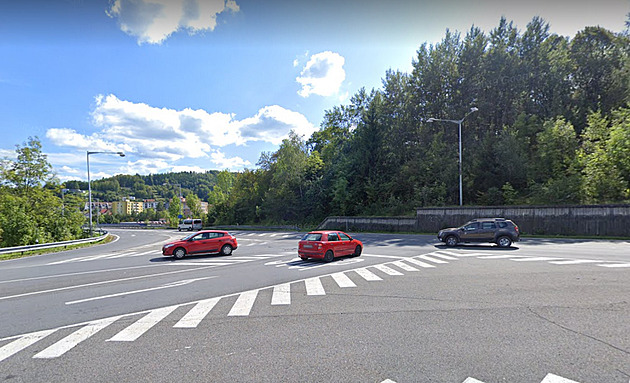 Křižovatka, kde řidiči jedoucí od Valašského Meziříčí odbočují do centra...