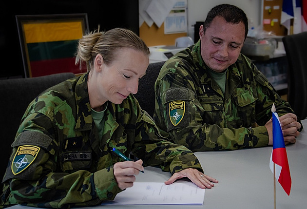 České armádě velí na větší misi poprvé žena, vede protiletadlovce v Litvě