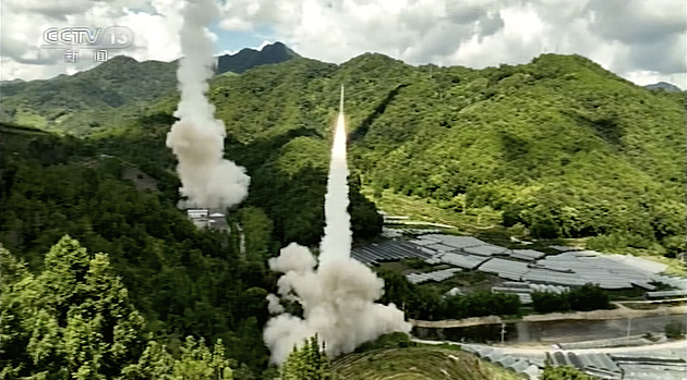 Čínské rakety vyděsily Japonsko. Obává se eskalace, zvažuje posílení obrany