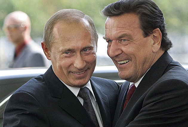 Rusko chce diplomatický konec války, tvrdí Schröder po schůzce s Putinem
