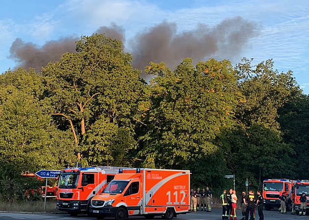 V berlínském lese Grunewald hoří, oheň se kvůli explozím šíří