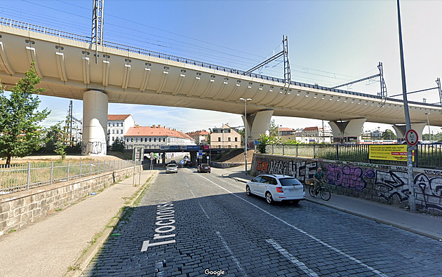 Zdrogovaný muž seděl na mostu nad Trocnovskou ulicí na pražském Žižkově.(1....