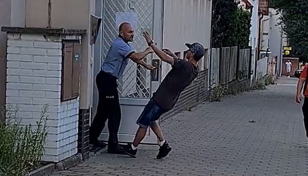 Policista se neovládl a srazil dotěrného recidivistu, čelí kárnému řízení