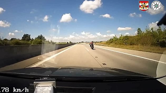 VIDEO: Ujíždějící motorkář nevybral zatáčku a skončil v kotrmelcích