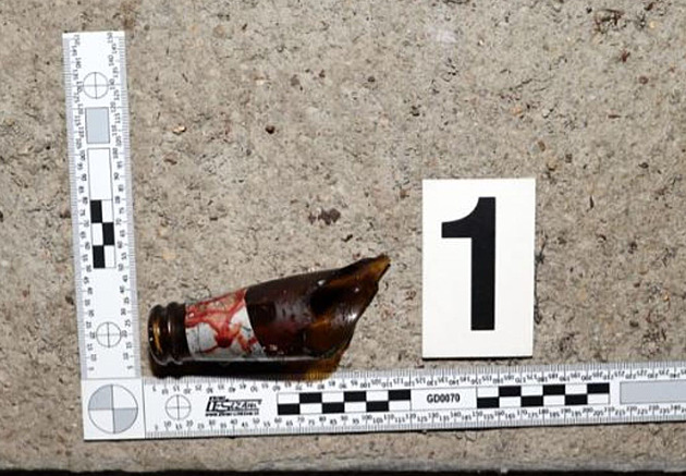 Střep pivní lahve, kterým bezdomovec v Ostravě pořezal a pobodal napadeného...