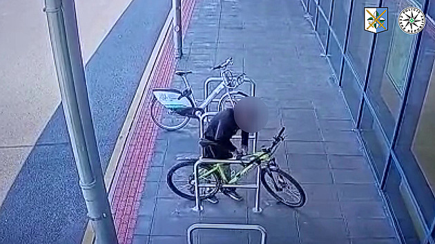 Zloděj ukradl kolo přímo pod kamerou, zámek přeštípl za půl minuty
