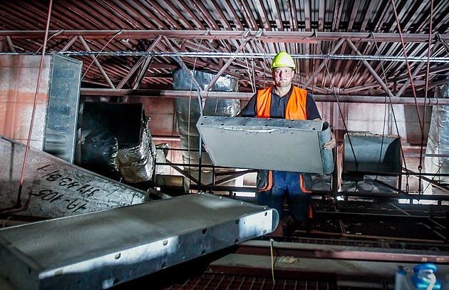 Dělníci opravují střechu sportovní haly, do které zatékalo. Rekonstrukce se opozdila, nicméně podle zástupců radnice by hala měla být v provozu na konci srpna
