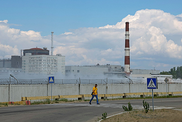 Záporožskou jadernou elektrárnu odpojili kvůli požáru vedení od sítě