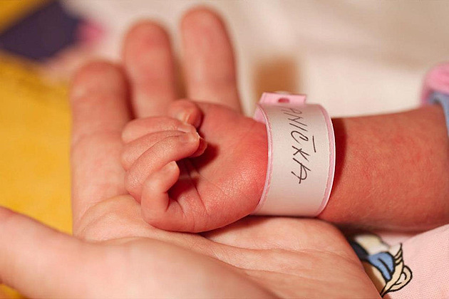 Nemocnice v Praze rozšiřují porodní služby, aby vyhověly nárokům maminek