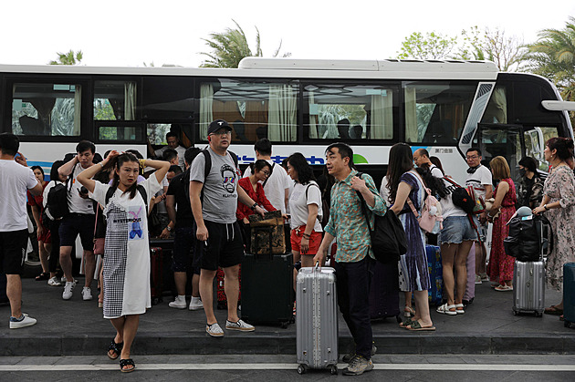 V „čínské Havaji“ uvázlo kvůli covidu 80 tisíc turistů, nejezdí ani vlaky