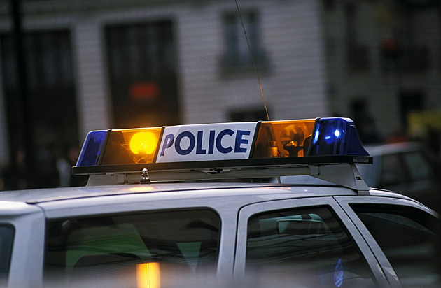 Policie ve Francii našla dvě mrtvé děti v mrazáku, zatkla majitelku domu