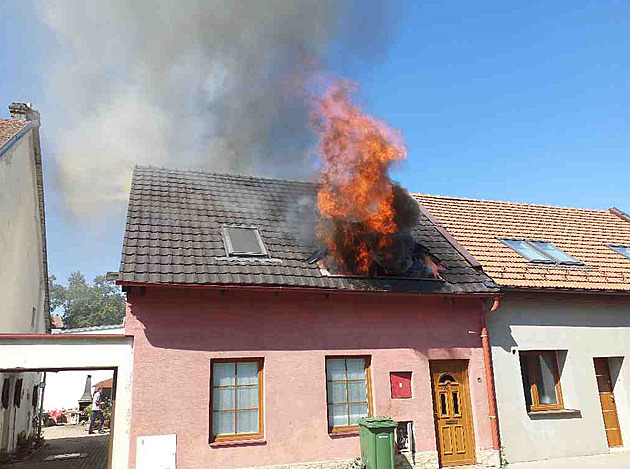 Vadná nabíječka mobilu zapálila dům, škoda se odhaduje na tři miliony