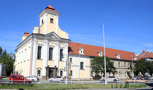Bývalý kláter Milosrdných bratí s kostelem sv. Jana Nepomuckého v Prostjov...