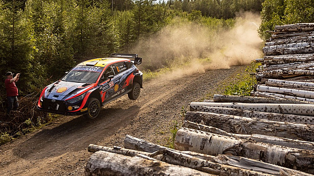 Finskou rallye vede stále Tänak, Rovanperä se probil na druhé místo