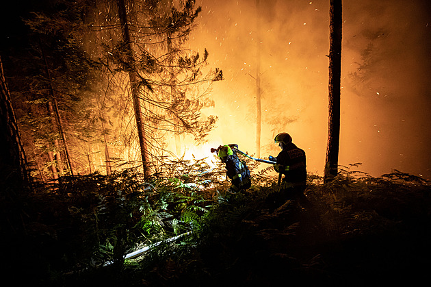 První týden hašení požáru v Národním parku České Švýcarsko (konec července 2022)