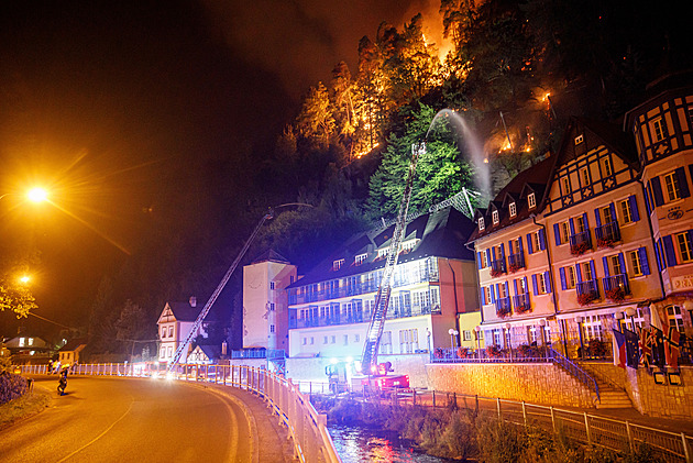 První týden hašení požáru v národním parku České Švýcarsko (konec července 2022)