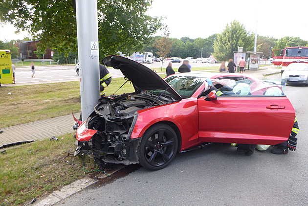 Řidič v Hradci naboural se sportovním vozem do sloupu, z nemocnice utekl