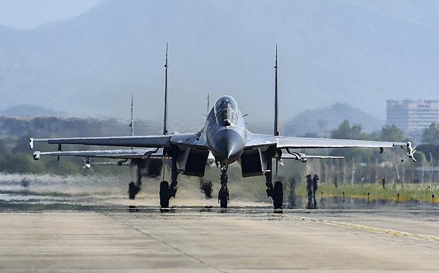 Tchaj-wan obnovuje lety přes svůj vzdušný prostor, Čína pomalu stahuje armádu