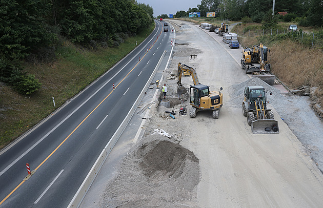 Rekonstrukce p�ivad��e k dálnici D5 na západním okraji Plzn�. (27. 7. 2022)