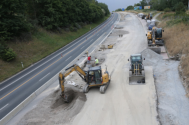 Rekonstrukce p�ivad��e k dálnici D5 na západním okraji Plzn�. (27. 7. 2022)