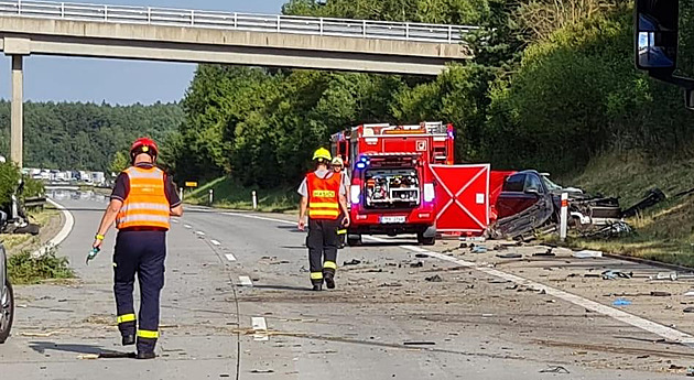 Tragická nehoda kamionu s osobním autem na dálnici D5 si vyžádala tři lidské...