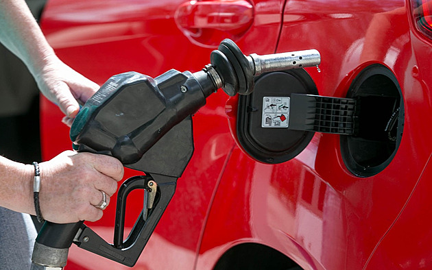 Čerpací stanice reagují na pokles cen ropy. Paliva zlevnila až o korunu