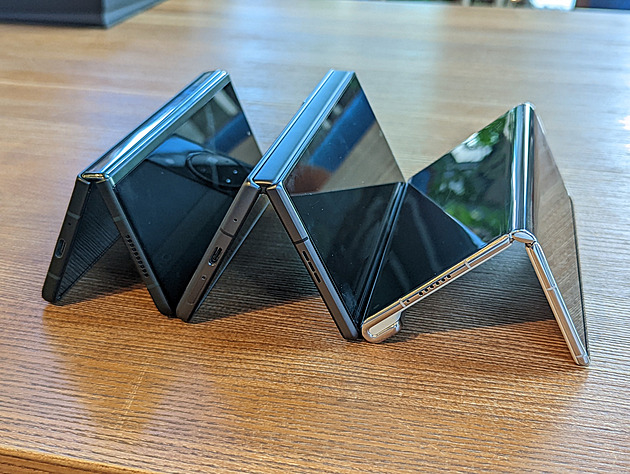 Tři ohebné smartphony vypadají podobně, ale jsou každý úplně jiný