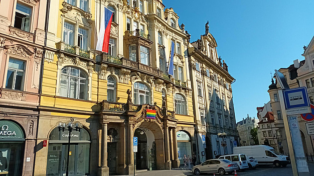 <p>Festival Prague 2022 byl zahájen.Prahu zdobí duhové vlajky.</p>