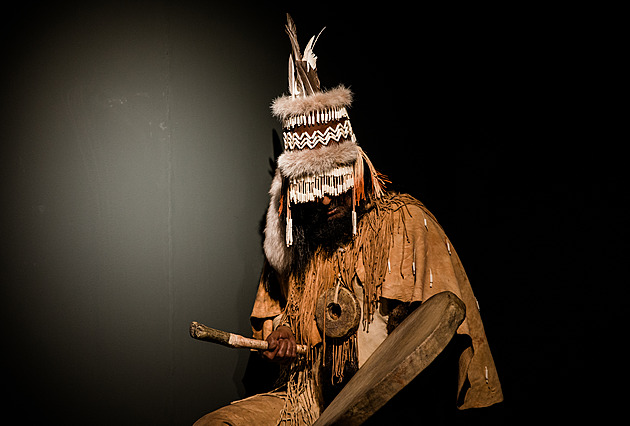 Brněnský šaman z éry mamutů měl tmavou kůži a bolesti. Muzeum má jeho figurínu
