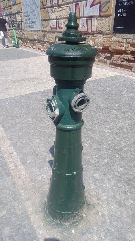 <p>Posílám fotografie z frekventované ulice Prvního pluku vedle autobusového nádraží FLORENC v Praze z pátku 5.8. 2022.
Ani nevím, jestli mám být více znepokojený z toho, že někdo ukradl z hydrantu všechny tři hliníkové zátky nebo z toho, že hydrant nefu