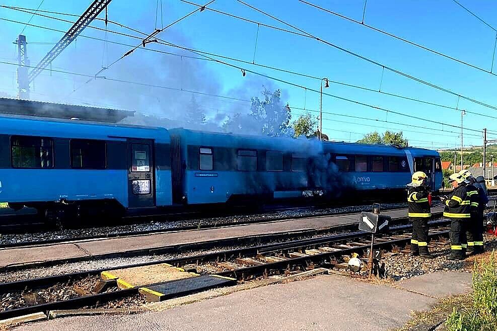 V Karl�tejn� vzplála motorová jednotka. (9. srpna 2022)
