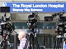 Média ped vstupem do londýnské nemocnice The Royal London Hospital. (5. srpna...