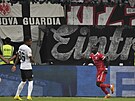 Sadio Mané z Bayernu Mnichov oslavuje gól na hiti Frankfurtu.