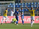 Momentka z utkání Jihlava (lutá) vs. Olomouc B. Domácí hrái oslavují gól.