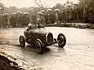Karel Divíek v automobilu Bugatti.