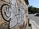 Na Karl�v most n�kdo nasprejoval graffiti. (4. srpna 2022)