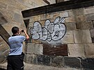 Na Karl�v most n�kdo nasprejoval graffiti. (4. srpna 2022)