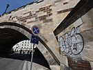 Na Karlv most nkdo nasprejoval graffiti. (4. srpna 2022)