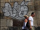 Na Karlv most nkdo nasprejoval graffiti. (4. srpna 2022)