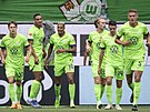 Útoník Wolfsburgu Lukas Nmecha (tetí zleva) slaví gól proti Werderu Brémy pi...