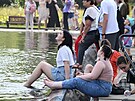 Lidé relaxují v Gorkého parku v Moskv. (4. ervence 2022)