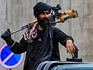 Bojovník Tálibánu na hlídce v Kábulu (2. srpna 2022)