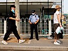 Policie hlídá americkou ambasádu v Pekingu. (4. srpna 2022)