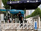 Policie hlídá americkou ambasádu v Pekingu. (4. srpna 2022)